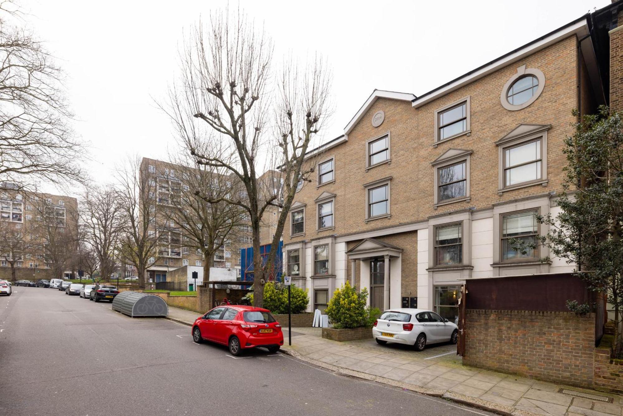 Modern, Spacious With Patio * Londra