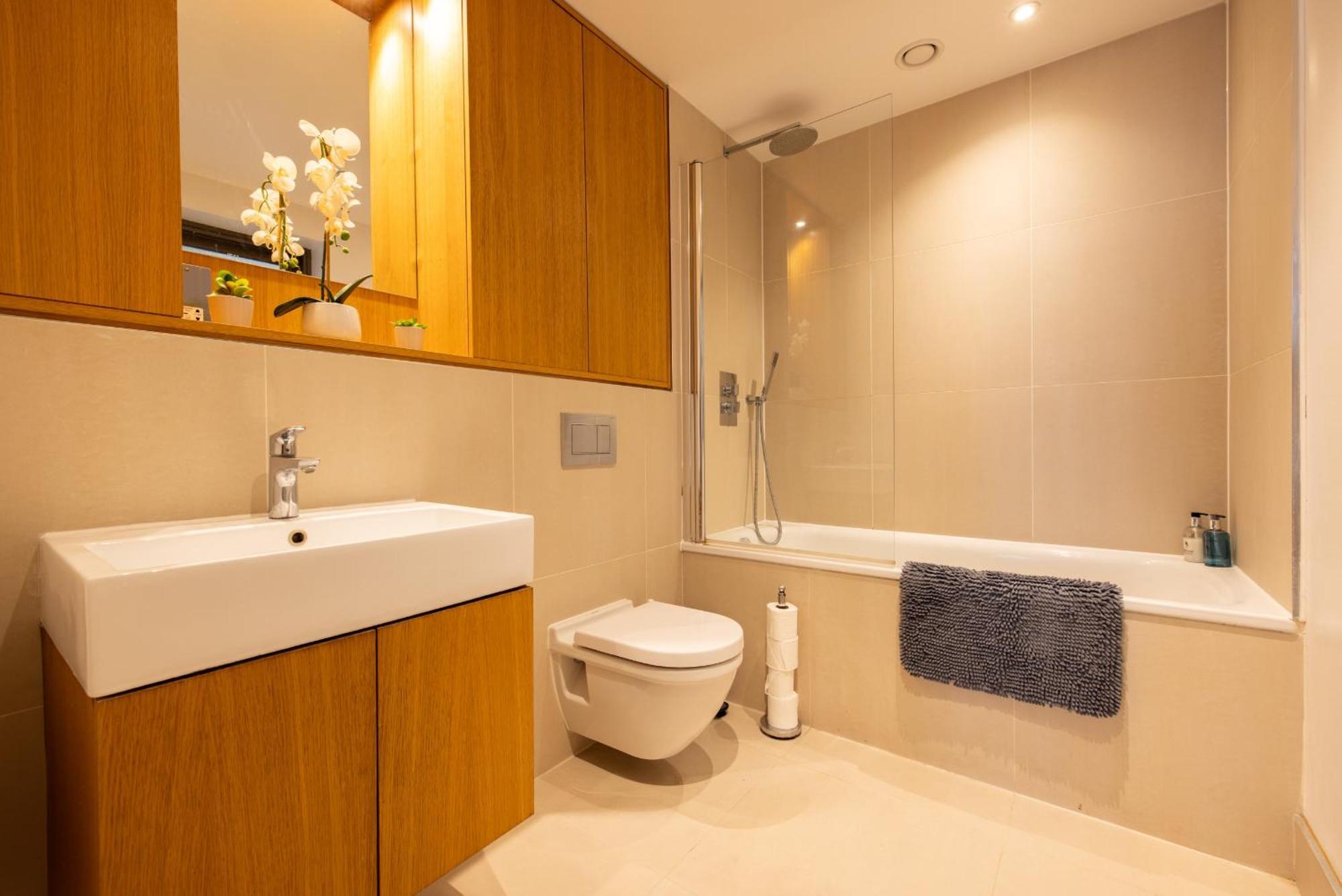 Modern, Spacious With Patio * Londra