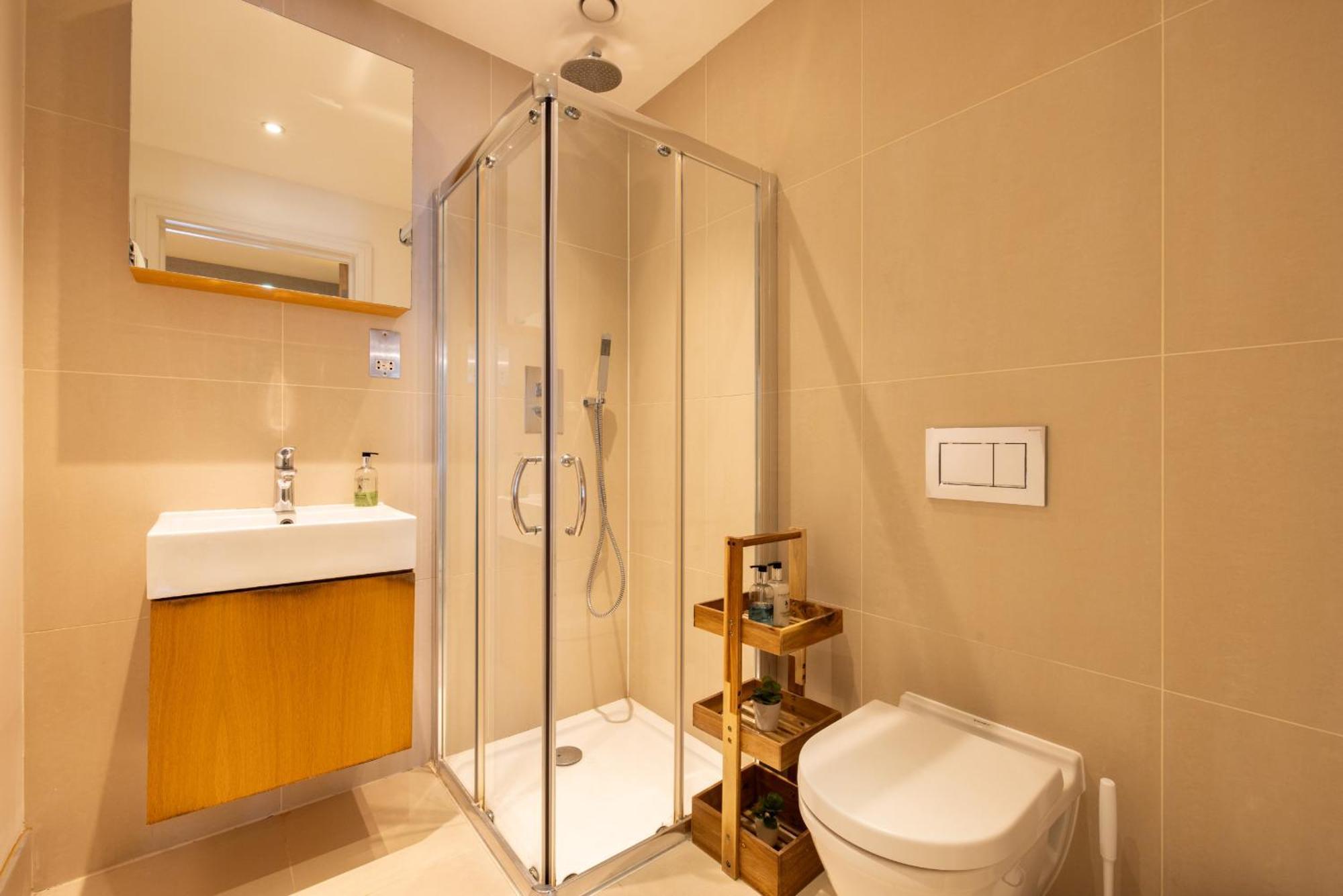 Modern, Spacious With Patio Appartamento Londra