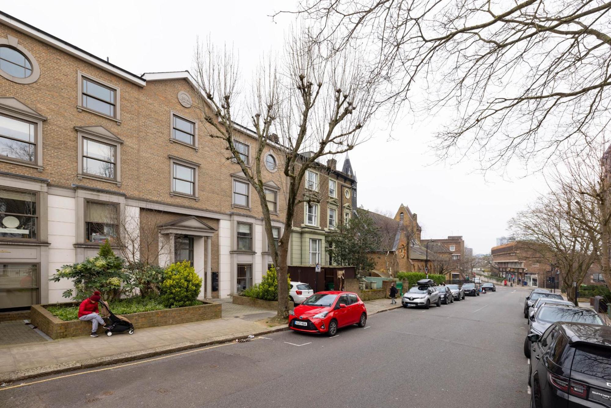 Modern, Spacious With Patio Londra