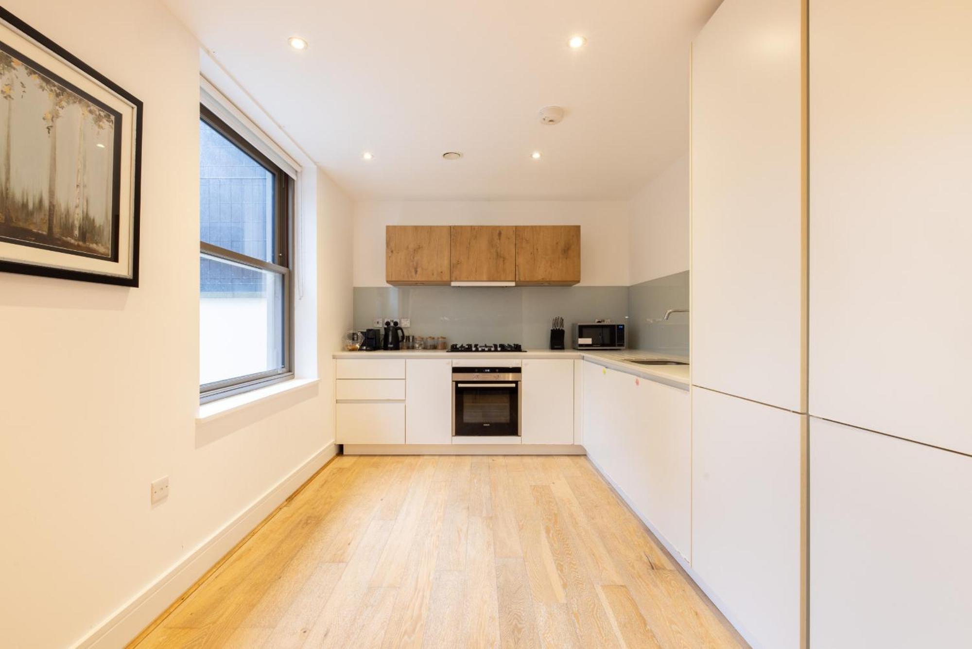 Modern, Spacious With Patio *