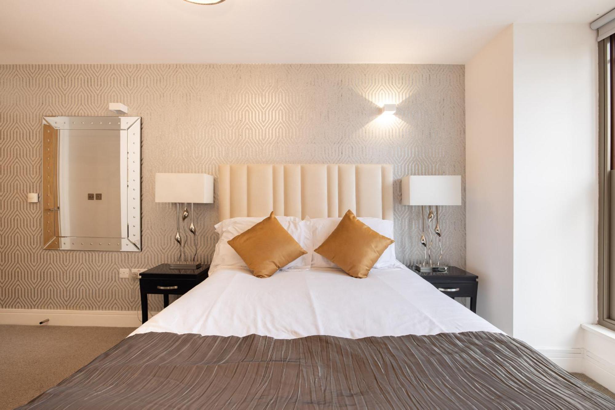 Modern, Spacious With Patio Londra