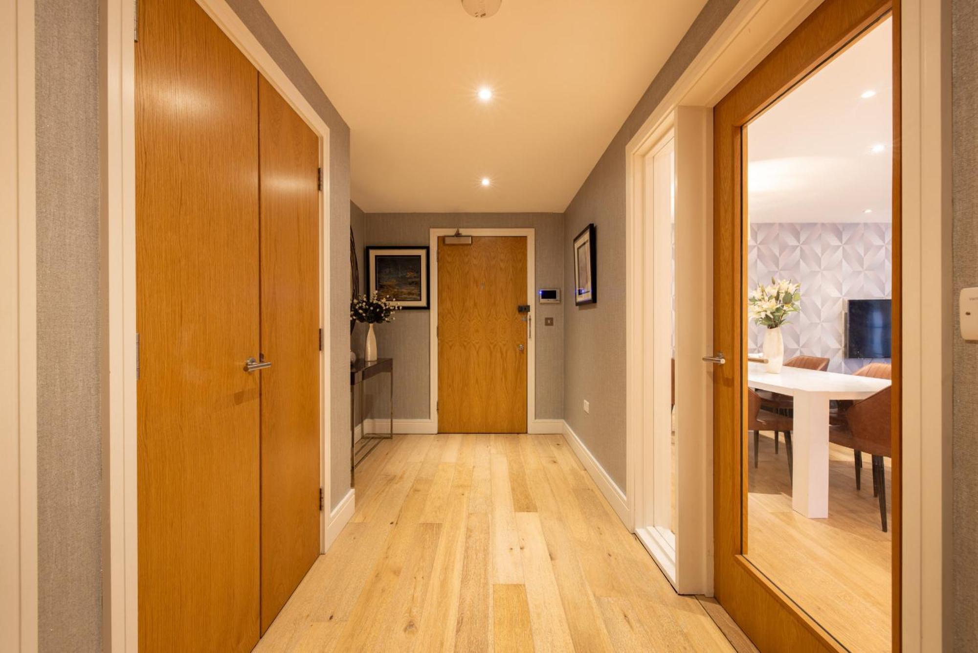 Modern, Spacious With Patio * Londra