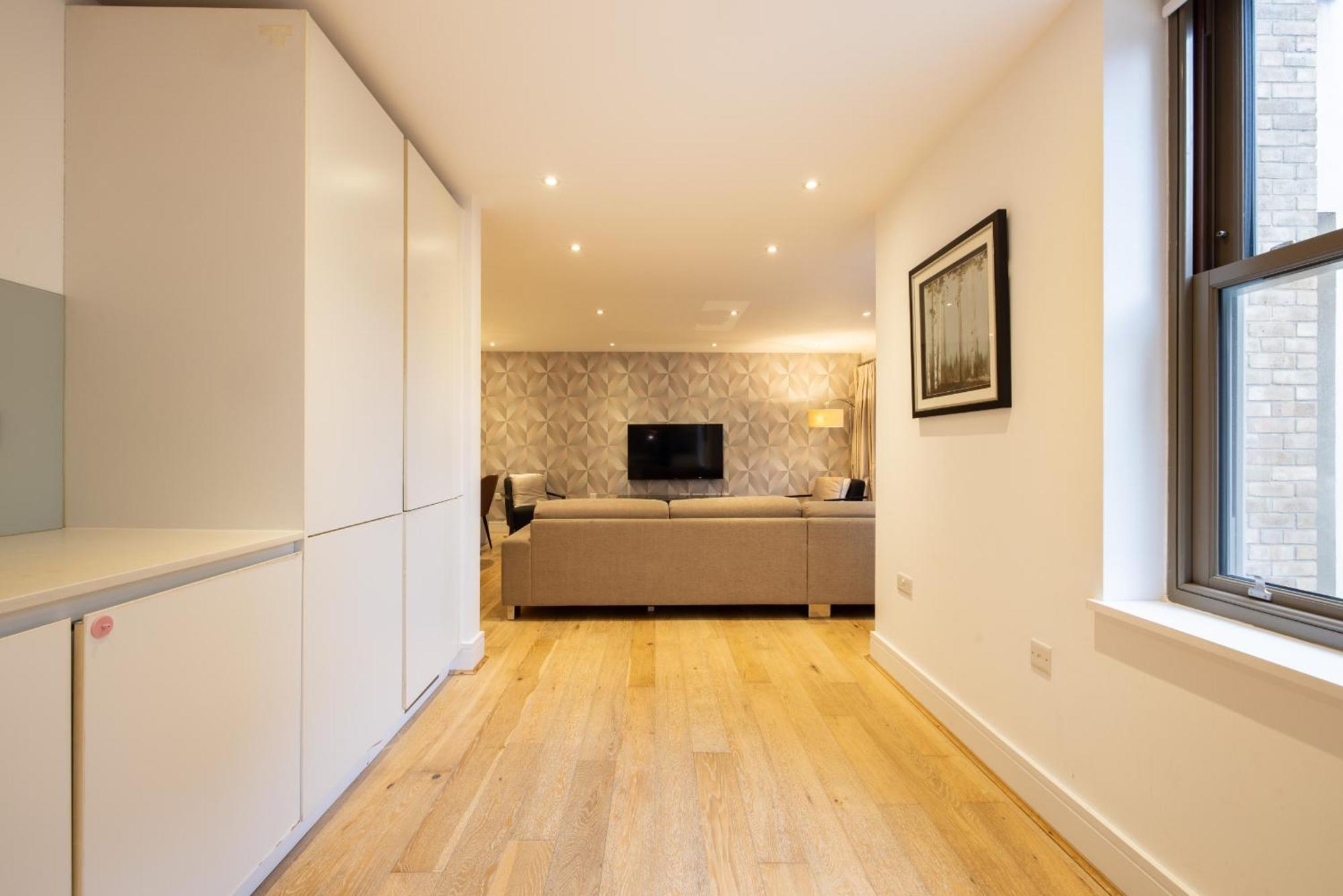 Modern, Spacious With Patio *