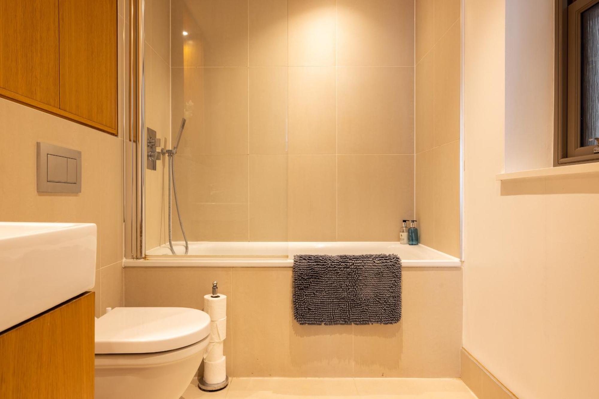 Modern, Spacious With Patio * Londra